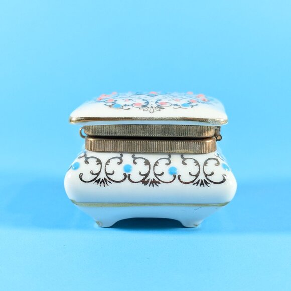 White porcelain lidded trinket box with silver, blue and pink pattern - Picture 3 of 11
